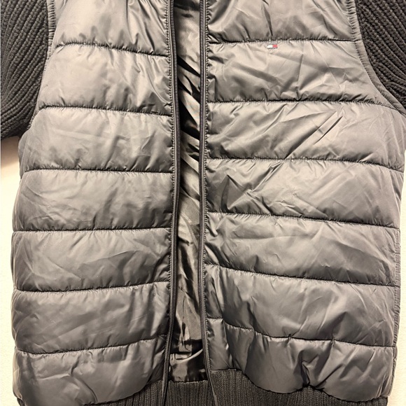 Tommy Hilfiger Black Puffer Jacket with detachable Faux Fur Hood - Picture 2 of 8